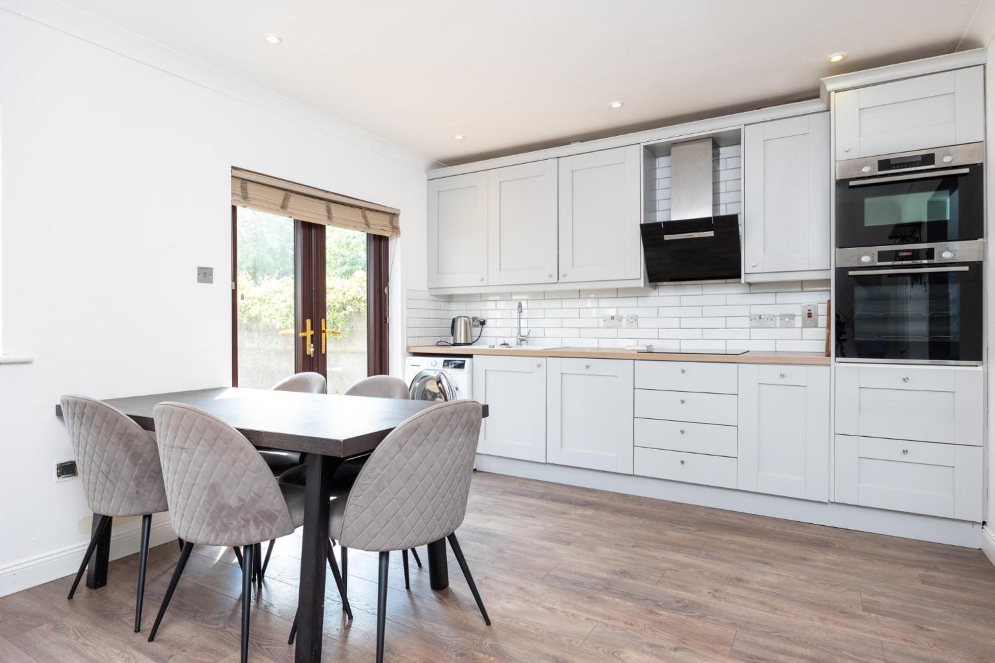 Holiday home 3Bed With Backyard 10min to Milltown Tram & Bus Stops *