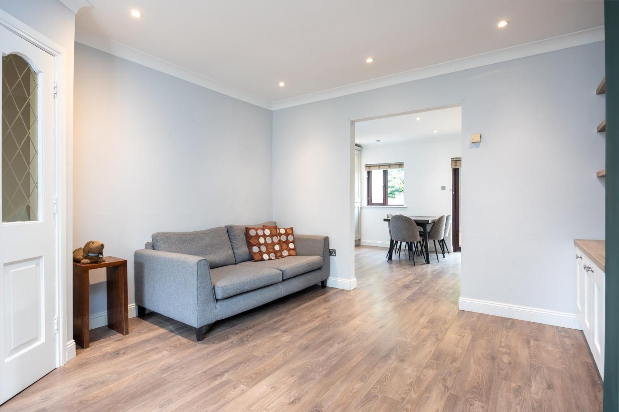 3Bed With Backyard 10min to Milltown Tram & Bus Stops