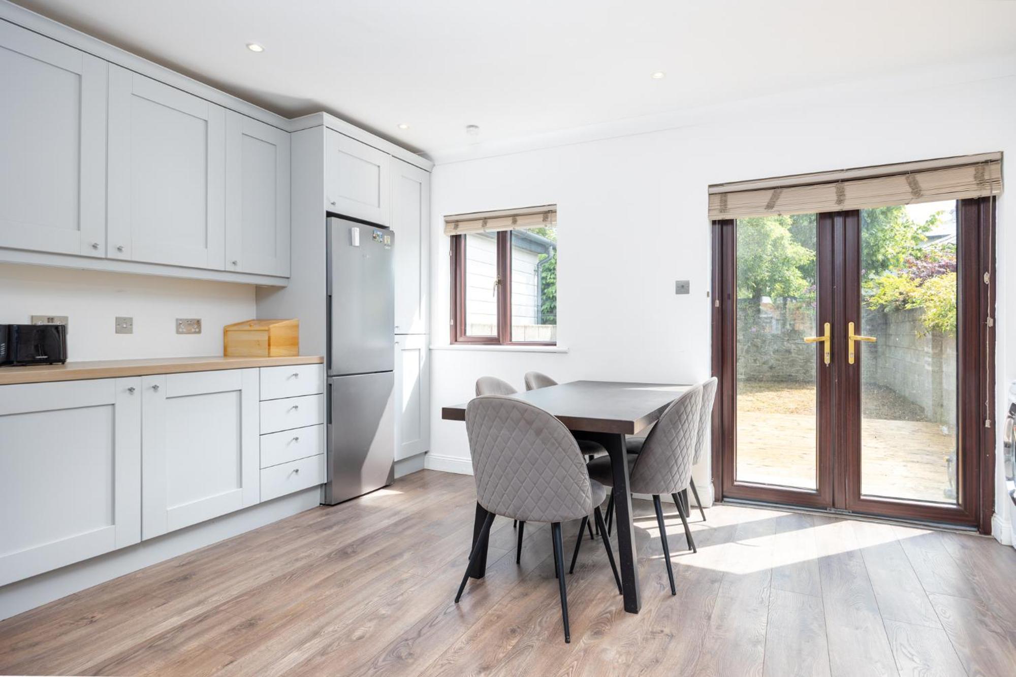Holiday home 3Bed With Backyard 10min to Milltown Tram & Bus Stops