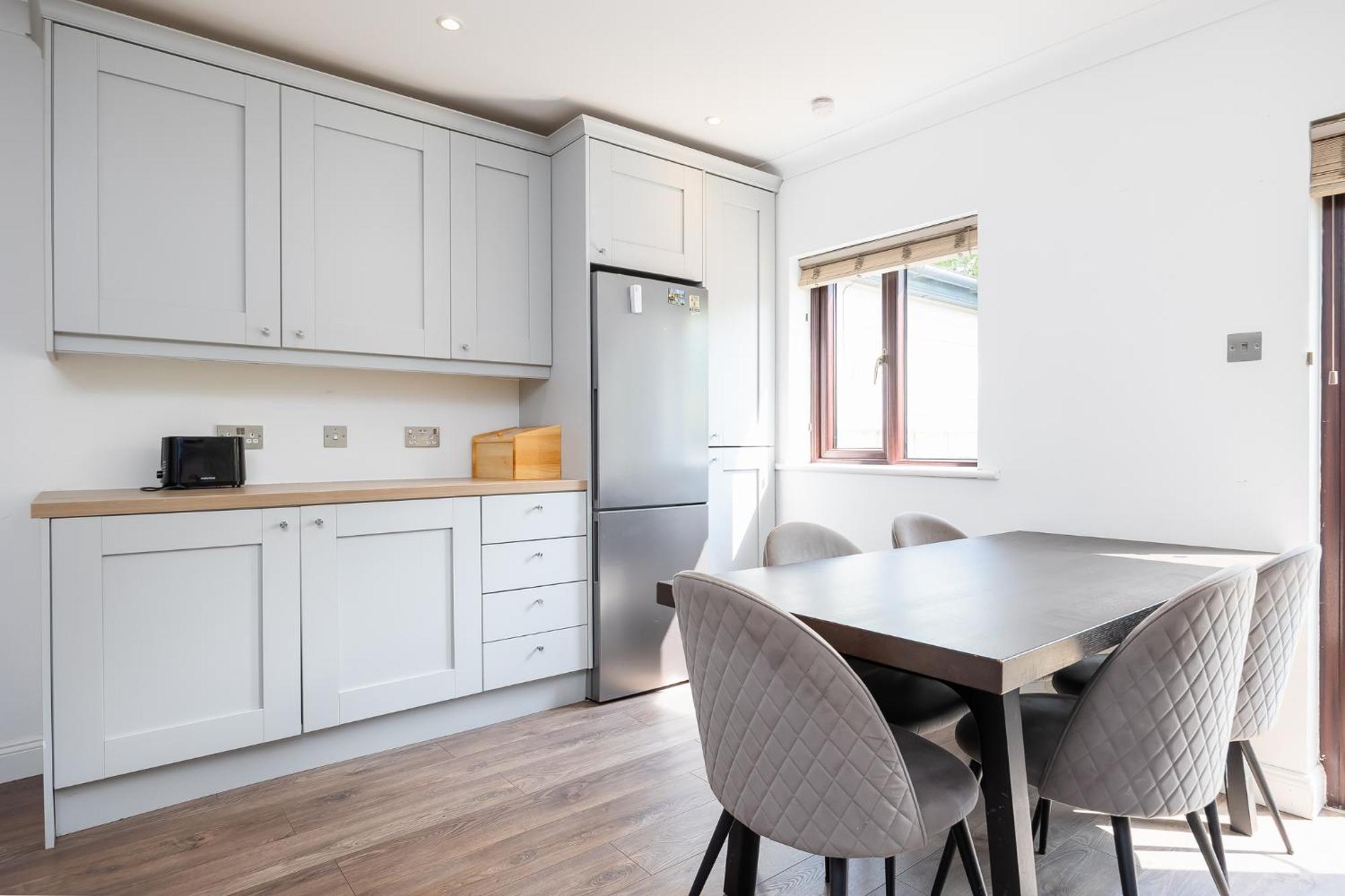 3Bed With Backyard 10min to Milltown Tram & Bus Stops