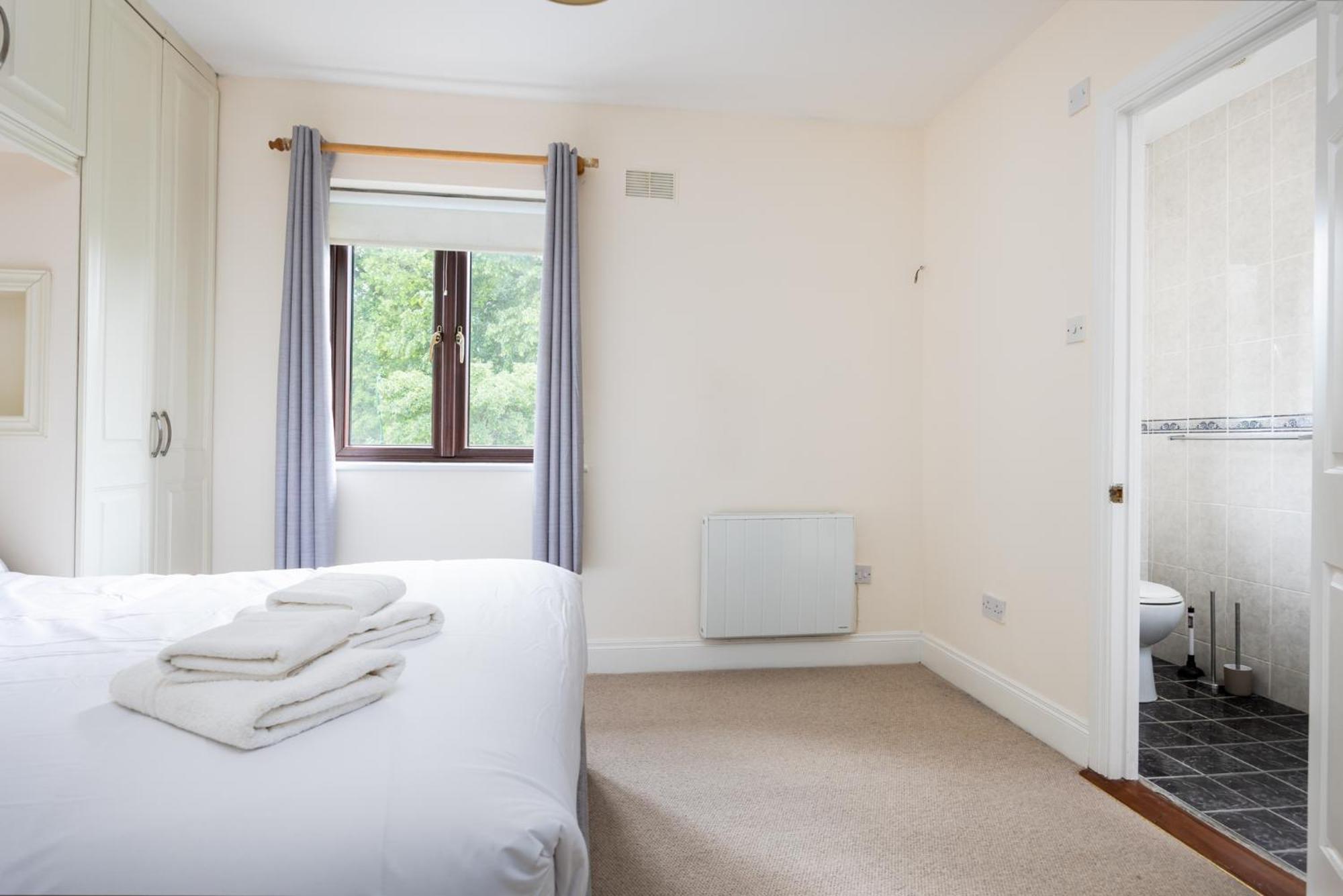 Ferienhaus 3Bed With Backyard 10min to Milltown Tram & Bus Stops