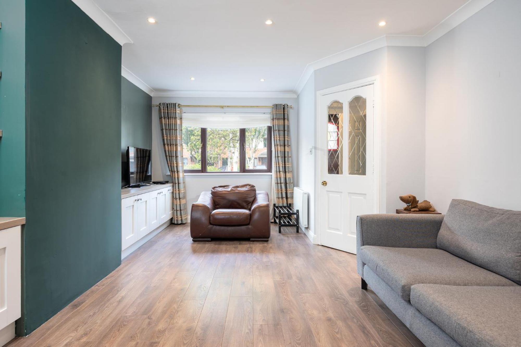 3Bed With Backyard 10min to Milltown Tram & Bus Stops Ferienhaus *