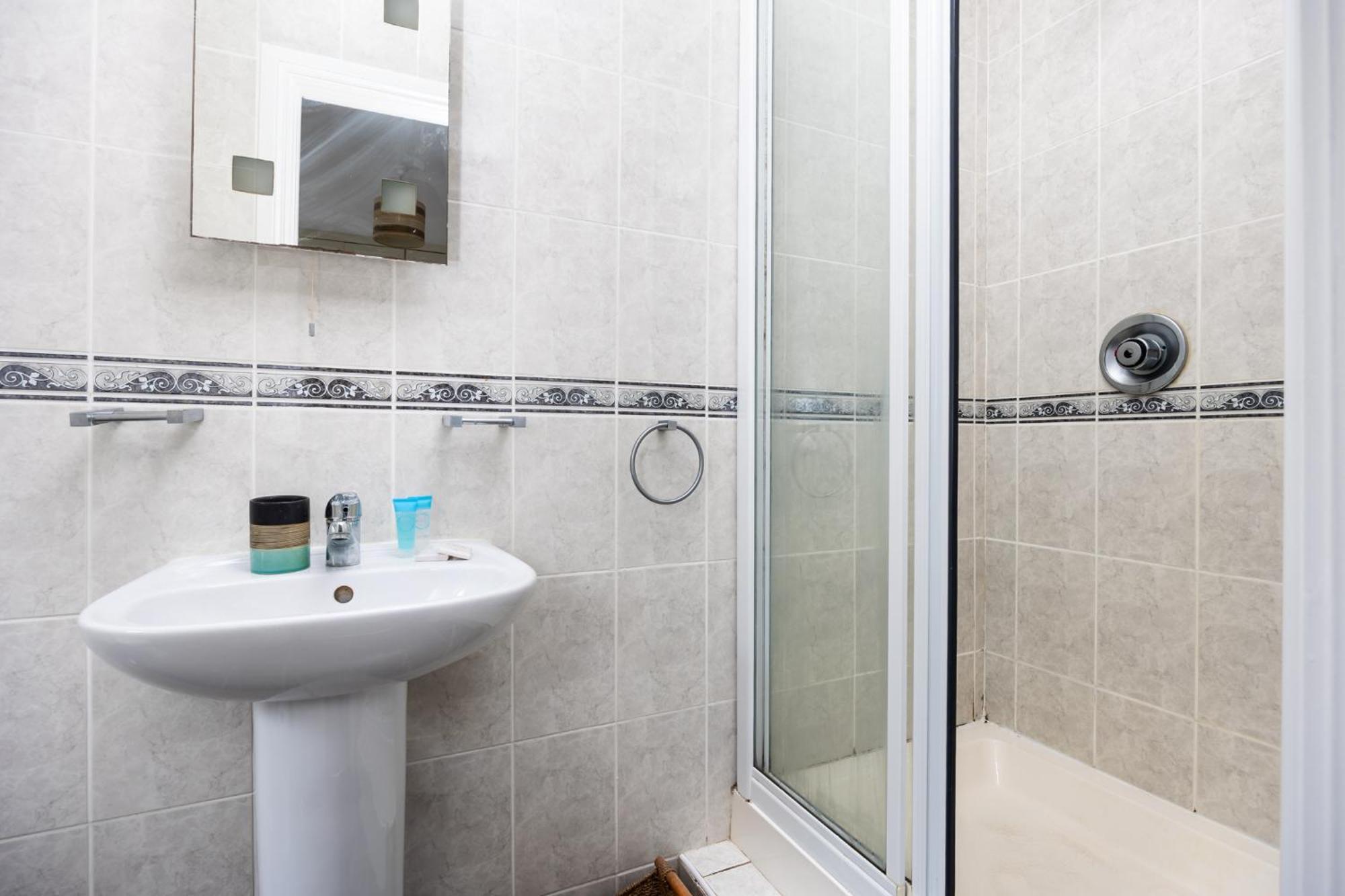 3Bed With Backyard 10min to Milltown Tram & Bus Stops *