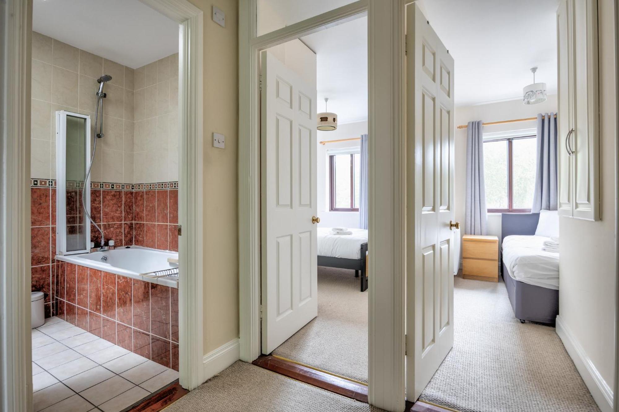 3Bed With Backyard 10min to Milltown Tram & Bus Stops Ferienhaus *